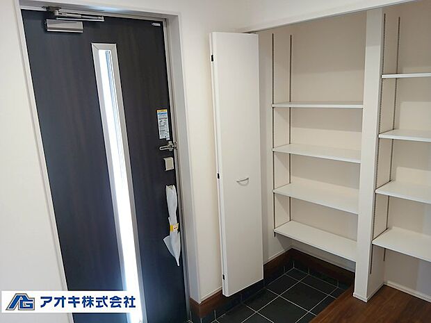 シューズクロークは可動棚採用。