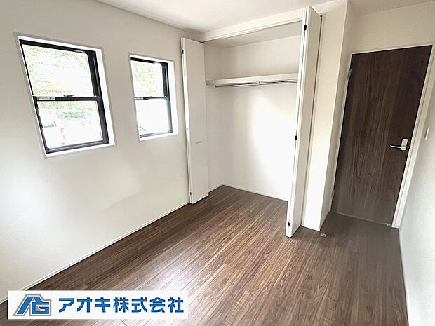 各お部屋には広々クローゼット。主寝室にはWICが併設されております。