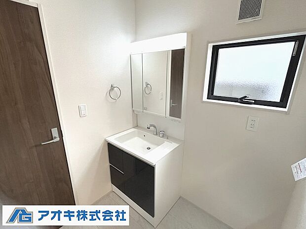 ミラー扉の内側がすべて収納スペースになっています。