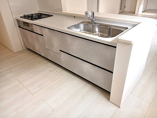 収納力抜群のシステムキッチン。