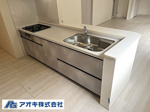 収納力抜群のシステムキッチン。