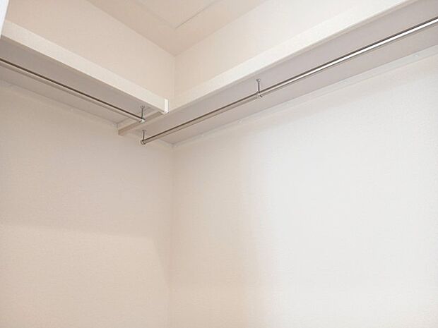 各お部屋には広々クローゼット。主寝室にはWICが併設されております。