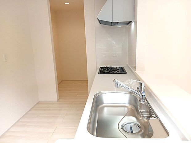 キッチン横にパントリー♪棚を設置すれば使い方が広がります♪