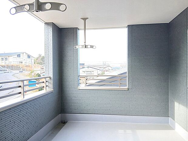 日当たり良好なバルコニー♪屋根付きなので夏場のプールにもご利用いただけます♪