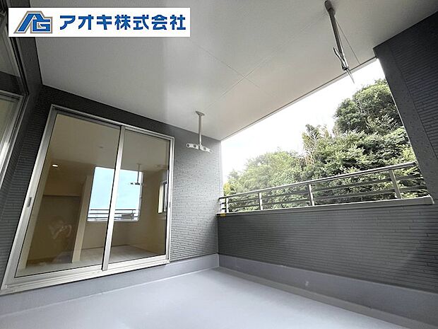 日当たり良好なバルコニー♪屋根付きなので夏場のプールにもご利用いただけます♪