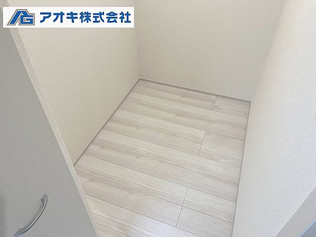 1.5帖の納戸。ウォーターサーバーのお水や備品を収納いただけます。