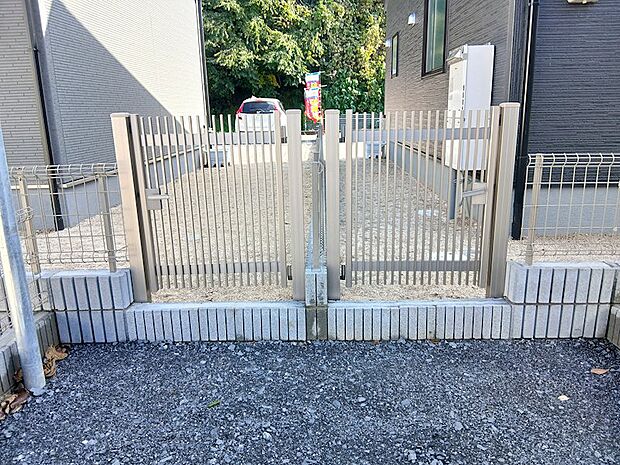 3・4号棟側に配水管の通り道があり、その間を取り抜けられるように門扉を設置しました。