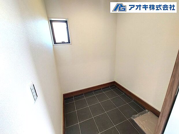 シューズインクローゼットの他にベビーカーを収納できるスペースがあるので、小さいお子様がいらっしゃる方でしたら便利です♪