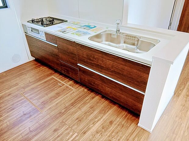 広いキッチンスペース。背面にカップボードを配置可能。