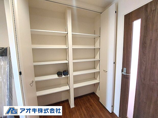 天井まで棚がしっかりある為、収納力抜群です。