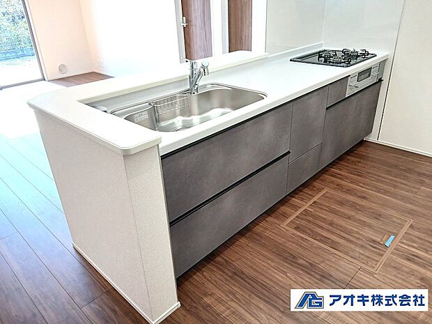 収納力抜群のシステムキッチン。