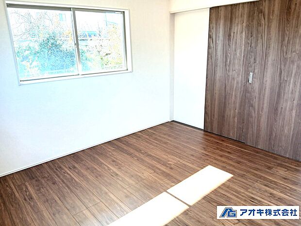 8帖の主寝室。南側に面しているので日当たり良好♪