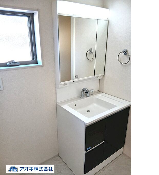 ミラー扉の内側がすべて収納スペースになっています。