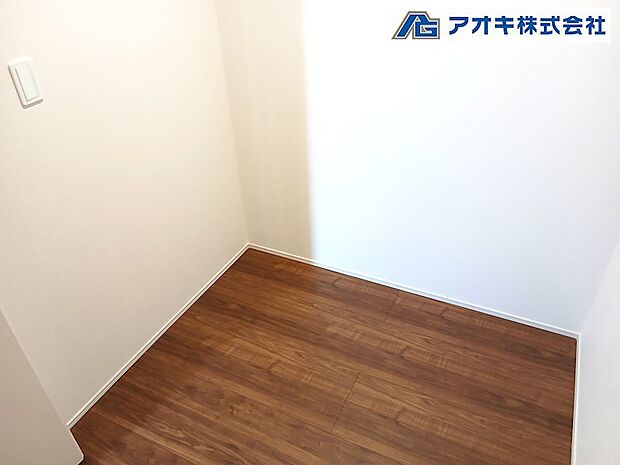 玄関前に1.5帖の納戸。ウォーターサーバーのお水や備品を収納いただけます。