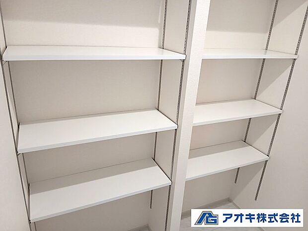 リビング横のパントリー。可動棚なので、使い方自由自在です♪