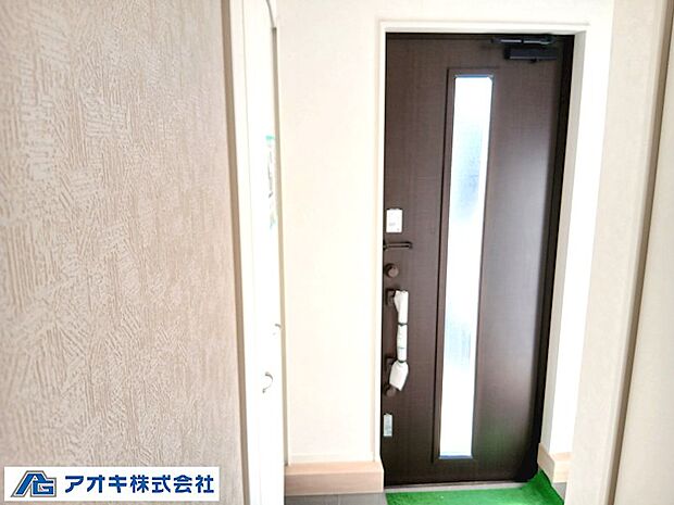 ガラスラインが入った玄関がドアが光を吸収し、一日中明るくしてくれます♪