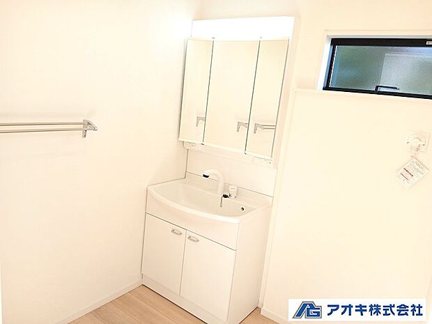 洗面所内に窓があるため換気もしやすく、湿気がこもりにくいのが嬉しいポイントです。
