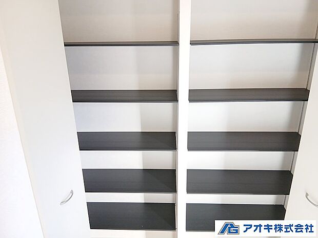 天井まで棚がしっかりある為、収納力抜群です。