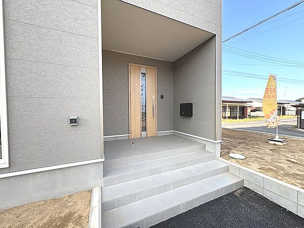 シンプルで洗練された外観デザイン。落ち着いた街並みに調和するスタイリッシュな外壁は雨で汚れを洗い流す機能付き。お手入れの手間を軽減し、いつまでもきれいな住まいを保てるのが魅力です。