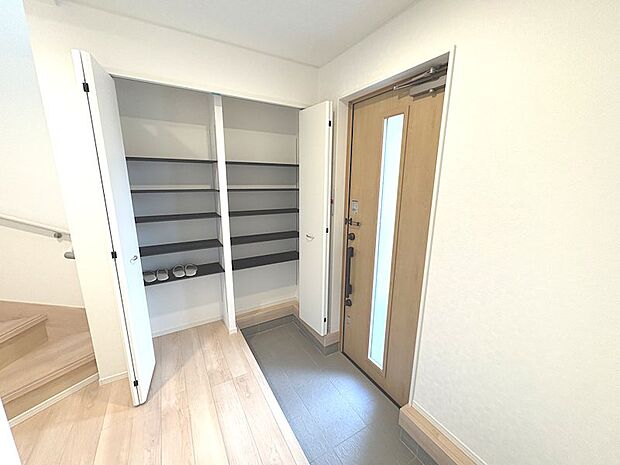 ●エントランス　ガラスラインが入った玄関を使用。光を吸収し、一日中明るい玄関にしてくれます♪