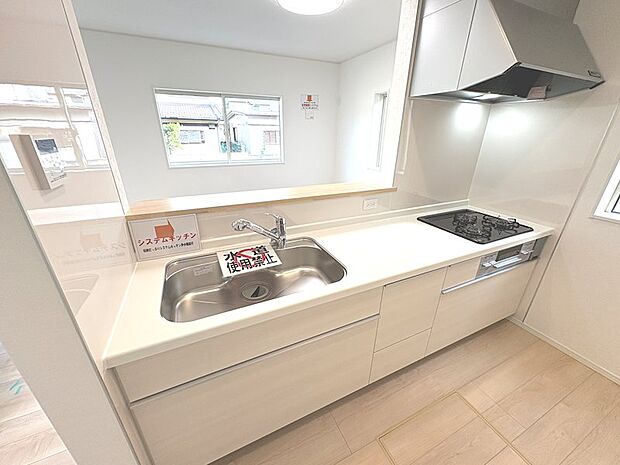 収納が豊富なシステムキッチンです♪