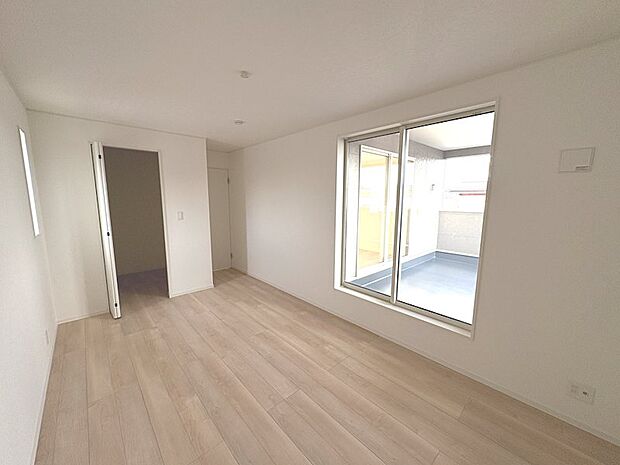 8帖の寝室。ご家族やご夫婦でご活用されても丁度いい広々間取りです。