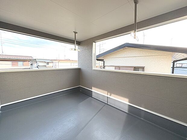 ●ルーフバルコニー　突然の雨が降ってきても衣類を濡れずに取り込めます。