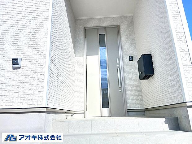 ●玄関ポーチ。カードキーで開閉可能なリクシル製ドア。