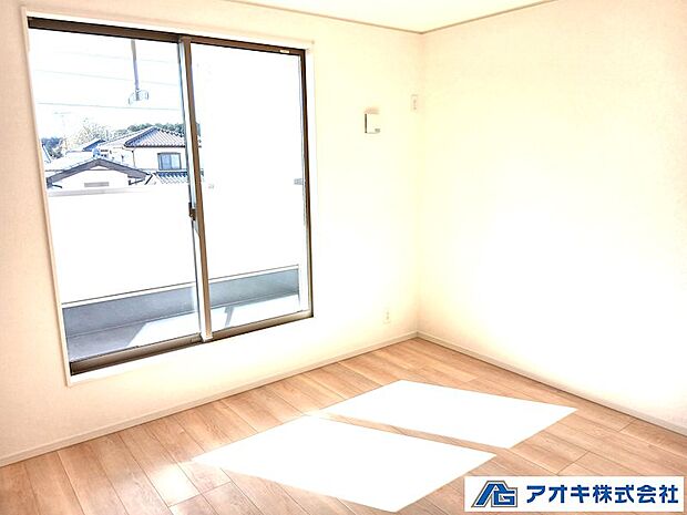 ●主寝室　8帖以上の広々寝室。ご家族やご夫婦でご活用されても丁度いい広々間取りです。