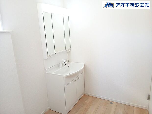 ●ミラーキャビネット　ラー扉の内側がすべて収納スペースになっています。可変トレイは、収納物に応じて高さの調節が可能。取り外して洗えるので清潔です。