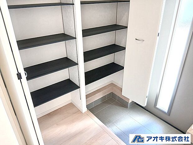 ●キャビネットデザイン　シンプルな扉割とまっすぐに伸びた水平ラインが美しく無駄の無い空間を生み出します。