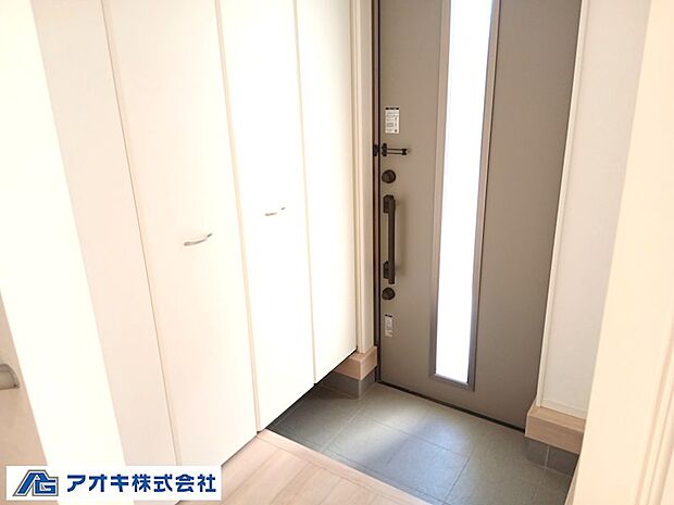 ●エントランス。人感センサー付きの照明でいつでも明るく照らしてくれます♪