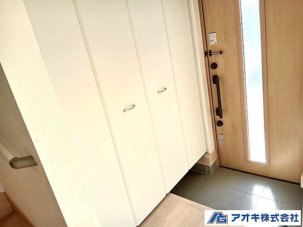 ●エントランス。人感センサー付きの照明でいつでも明るく照らしてくれます♪