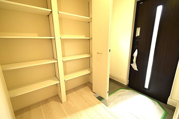 大きなシューズクロークを採用♪可動棚式でブーツや用途に合わせて高さ調整可能です!