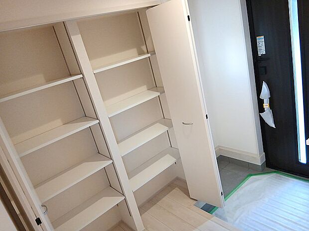 大きなシューズクロークを採用♪可動棚式でブーツや用途に合わせて高さ調整可能です！