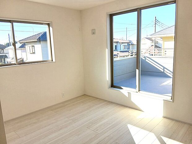 10帖の主寝室。南側に面しているので日当たり良好♪