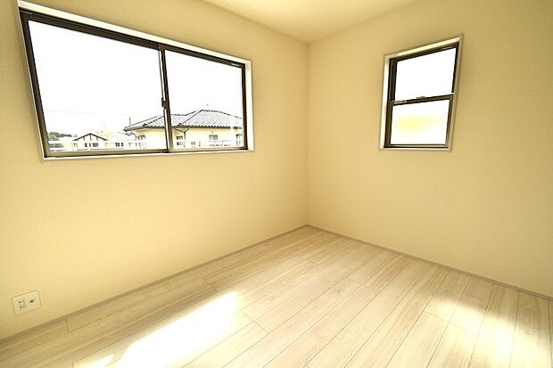 各お部屋には広々クローゼット。主寝室にはWICが併設されております。