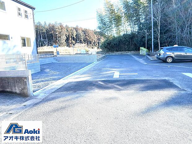 前面道路は5.7mと広々しており、安心して車庫入れ可能です♪