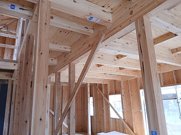「木造軸組工法」は土台、柱、梁などの住宅の骨格を木の軸で造る工法。