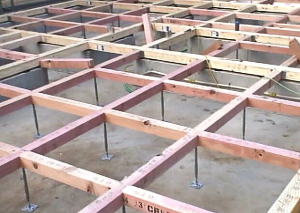 建物の床をささえる『床束（ゆかづか）』という支持材に、サビやシロアリを寄せ付けない鋼製の床束を採用