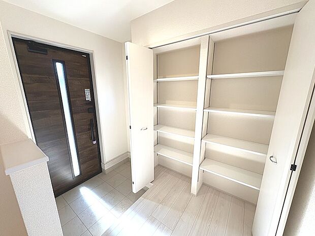 ●シューズクローゼット　天井までびっしりとあるシューズクローゼットは可動棚になっており、ブーツや長物に合わせて棚の位置を変更できます♪