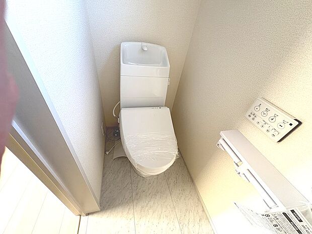 シンプル機能のシャワートイレです。