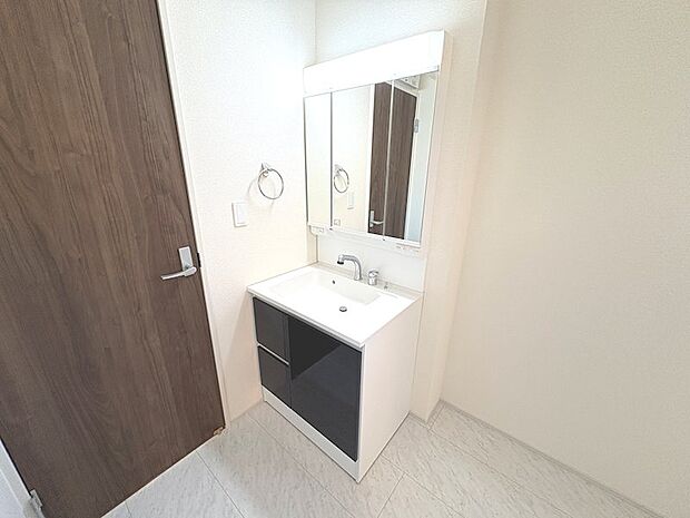 ミラー扉の内側がすべて収納スペースになっています。可変トレイは、収納物に応じて高さの調節が可能。取り外して洗えるので清潔です。