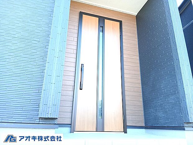 ガラスラインのあるドアを設置。光を吸収し一日中明るい玄関となります♪