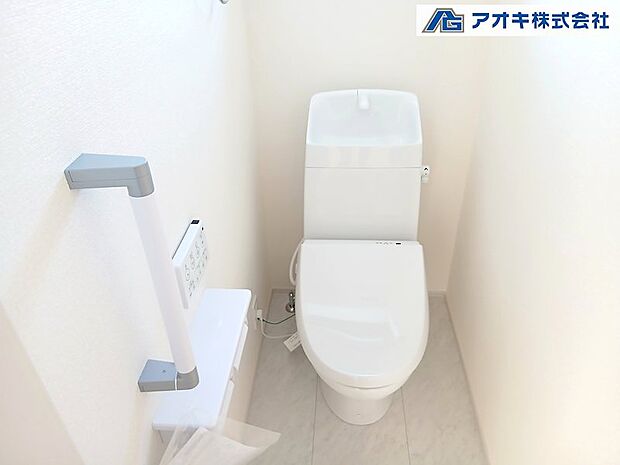 シンプルなシャワートイレです。手すりが付いており、老後も安心してご利用いただけます。