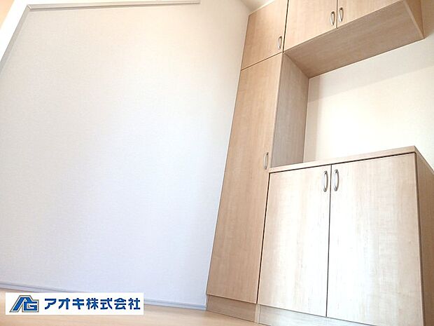 シンプルな扉割とまっすぐに伸びた水平ラインが美しく無駄の無い空間を生み出します。