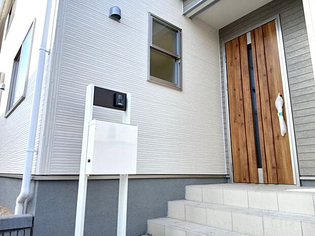 ガラスラインのあるドアを設置。光を吸収し一日中明るい玄関となります♪