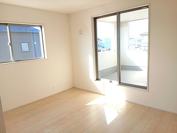 ●主寝室 7.5帖以上の広々寝室。ご家族やご夫婦でご活用されても丁度いい広々間取りです。