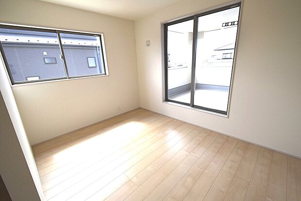 ●主寝室　7.5帖以上の広々寝室。ご家族やご夫婦でご活用されても丁度いい広々間取りです。
