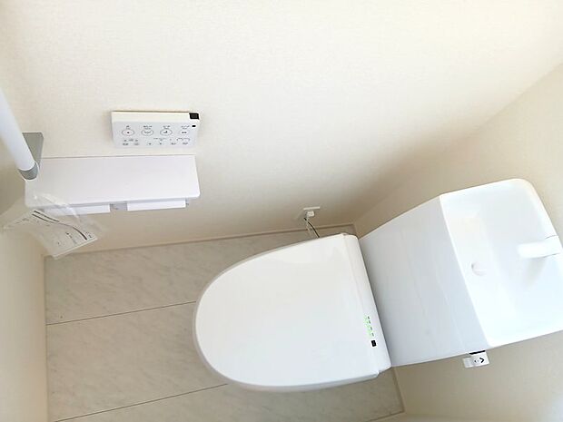 シンプルなシャワートイレです。手すりが付いており、老後も安心してご利用いただけます。